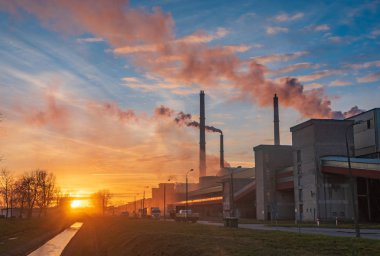 büyük miktarda toz ve duman yayar eski bir kimyasal fabrika