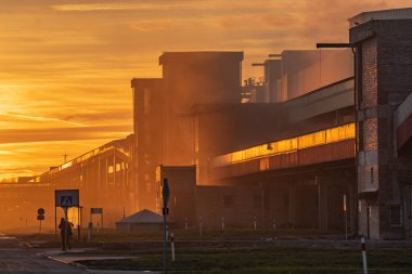 günbatımı eski kimyasal fabrika