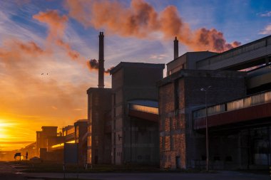 günbatımı eski kimyasal fabrika