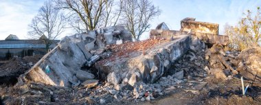 yıkılan bina - beton ve metal enkaz yıkılan binanın