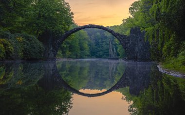 Rakotz Köprüsü (Rakotzbrucke, Şeytan Köprüsü) Kromlau, Saksonya, Almanya