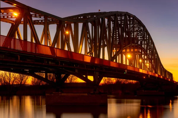 demir truss köprü gün batımında