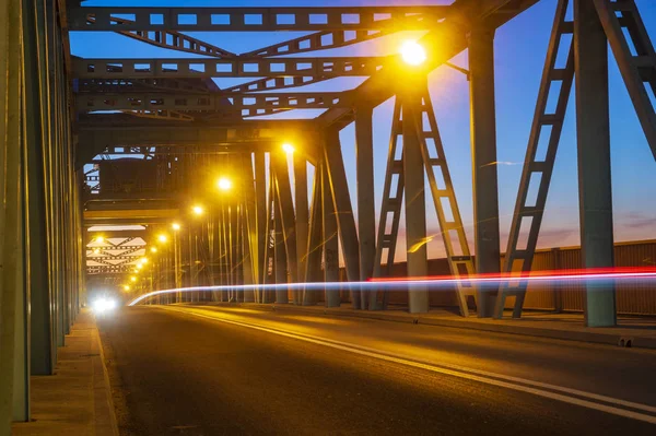 araba trafik bir makas köprüsü