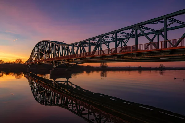 demir truss köprü gün batımında