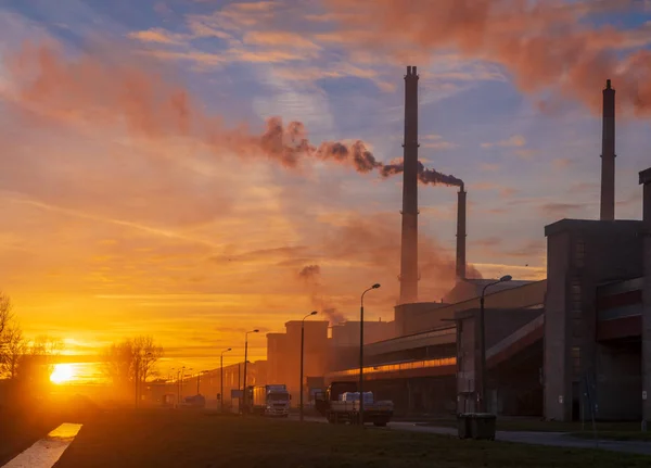 一家排放大量灰尘和烟雾的老化工厂 — 图库照片