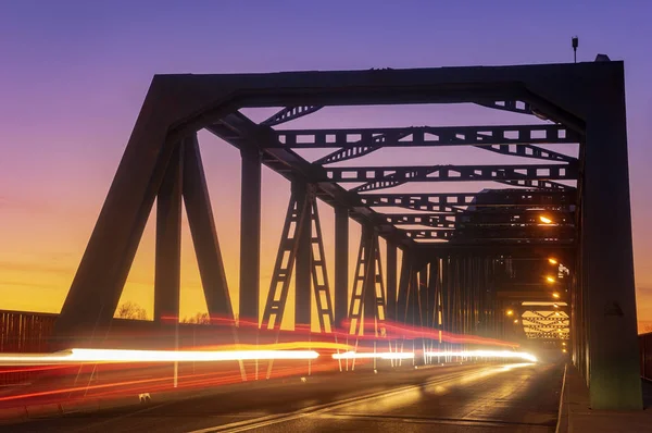 araba trafik bir makas köprüsü