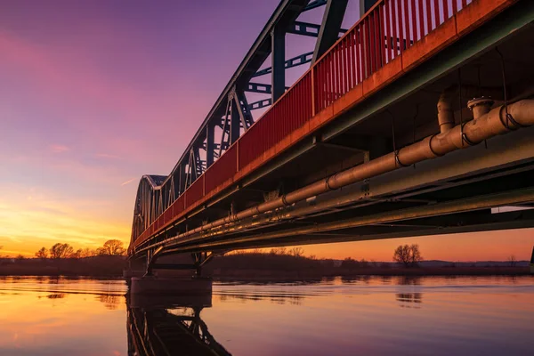 demir truss köprü gün batımında