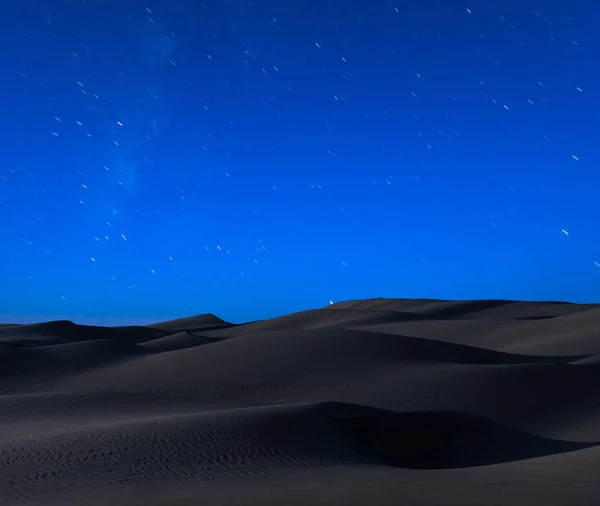 Céu Estrelado Noite Sobre Deserto Paisagem Noturna — Fotografia de Stock