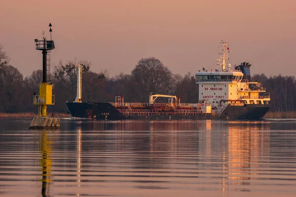 Büyük gemiler denizde yakıt ikmali için sık kullanılan türü küçük petrol tankeri.