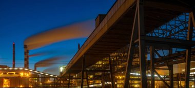 Geceleri büyük kimyasal fabrika