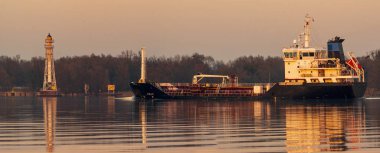 Büyük gemiler denizde yakıt ikmali için sık kullanılan türü küçük petrol tankeri.