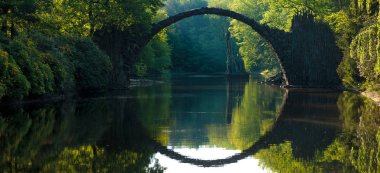 Bahar sahne Rakotz Köprüsü (Rakotzbrucke, Şeytan Köprüsü). Kromlau, Saksonya, Almanya. 