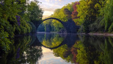 Bahar sahne Rakotz Köprüsü (Rakotzbrucke, Şeytan Köprüsü). Kromlau, Saksonya, Almanya. 