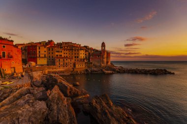 Tellaro, Liguria, İtalya pitoresk bir köy üzerinde güzel gün batımı. 