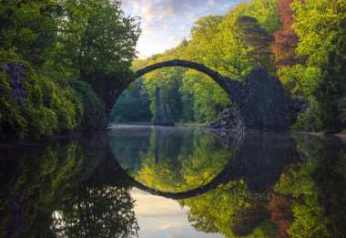 Bahar sahne Rakotz Köprüsü (Rakotzbrucke, Şeytan Köprüsü). Kromlau, Saksonya, Almanya. 