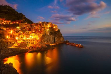 Gece, Cinque Terre İtalya kıyılarında Manarola köyü. Manarola La Spezia eyaletinin önemli, Manarola Köyü, Cinque Terre, İtalya için güzel bir küçük kasaba. 