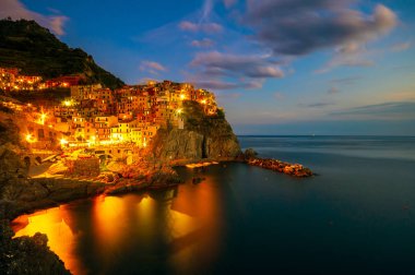 Gece, Cinque Terre İtalya kıyılarında Manarola köyü. Manarola La Spezia eyaletinin önemli, Manarola Köyü, Cinque Terre, İtalya için güzel bir küçük kasaba. 