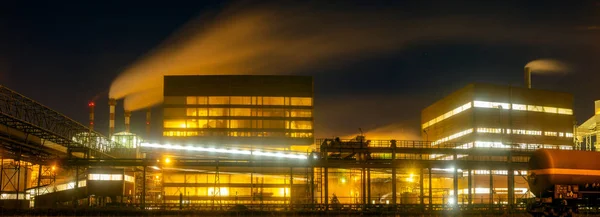 大型化工厂在夜间 — 图库照片