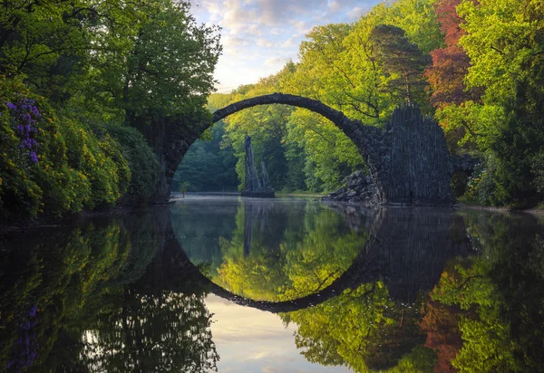 Rakotz Most Rakotzbrucke Ďáblův Most Jarní Přírodě Kromlau Sasko Německo — Stock fotografie