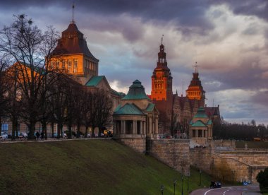 Szczecin Polonya tarihi ve temsilcisi parçası akşam gökyüzü karşı