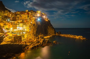 Gece, Cinque Terre İtalya kıyılarında Manarola köyü. Manarola La Spezia eyaletinin önemli, Manarola Köyü, Cinque Terre, İtalya için güzel bir küçük kasaba. 