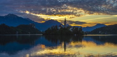 güzel, muhteşem ve renkli gündoğumu lake Bled Slovenia.Panorama üzerinde