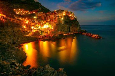 Gece, Cinque Terre İtalya kıyılarında Manarola köyü. Manarola La Spezia eyaletinin önemli, Manarola Köyü, Cinque Terre, İtalya için güzel bir küçük kasaba. 