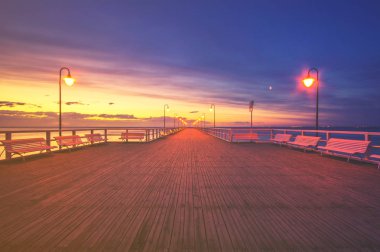 ahşap iskele görünümünü günbatımı arka plan üzerinde yürüyen insanlar için