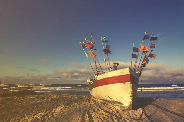 砂浜で古いボート — ストック写真
