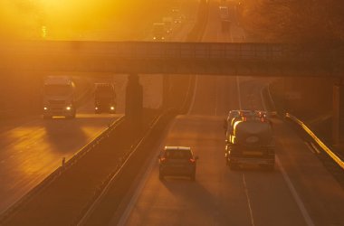 araçları Polonya sınır ötesi yolu üzerindeki yoğun trafik