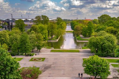 güneşli bir gün parkta sahne görünümü