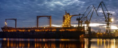 panorama h ile onarım bahçesindeki kuru Dock'taki ticaret gemisi