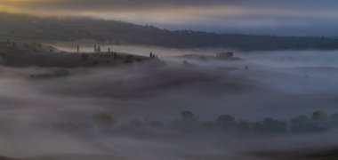 Harika, muhteşem ve puslu gündoğumu Toskana