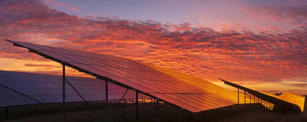 Planta de energía solar en el fondo del cielo dramático y ardiente en su —  Fotos de Stock