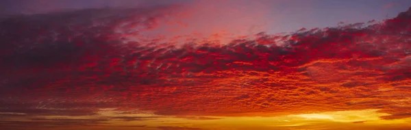 Dramatischer, feuriger Himmel bei Sonnenuntergang - Panorama in hoher Auflösung — Stockfoto