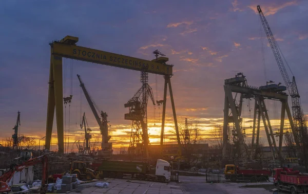 Scheepswerf kranen in de werf scheepswerf tijdens een prachtige, dramati — Stockfoto