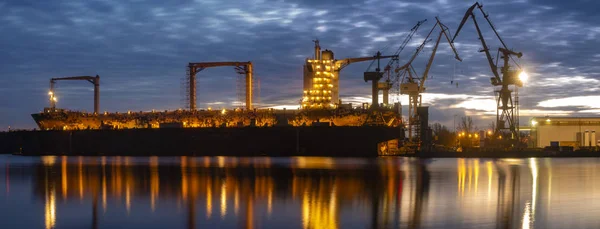 Merchant ship in the dry dock of the repair yard,panorama with h — Stock Photo, Image