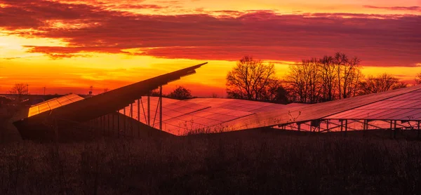 Сонячна Електростанція Тлі Драматичного Вогненного Неба Заході Сонця — стокове фото