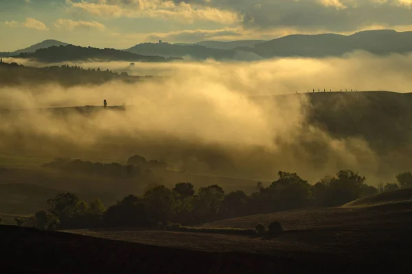 Znakomity, bardzo dobry i mglisty sunrise in Toskania — Zdjęcie stockowe