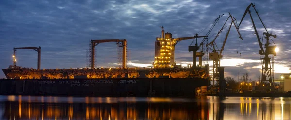 Торговое судно в сухом доке ремонтного завода, панорама с ч — стоковое фото