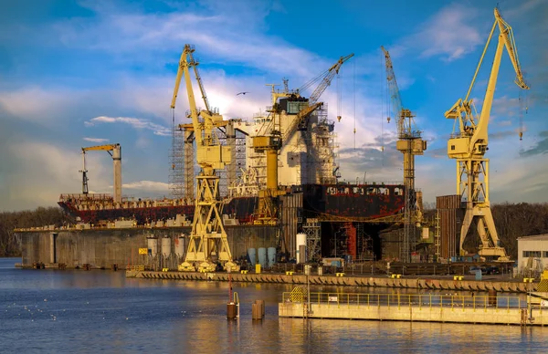 Buque mercante en el dique seco del astillero de reparación, panorama con h — Foto de Stock