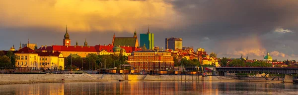 Панорама старого города и королевского замка в Варшаве — стоковое фото
