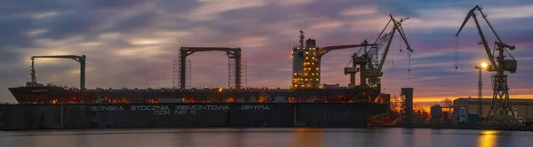 Statek handlowy w suchym doku stoczni remontowej, panorama z h — Zdjęcie stockowe