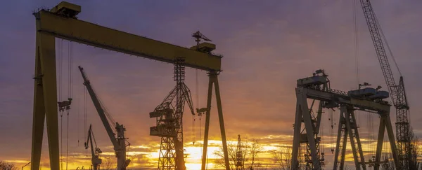 Scheepswerf kranen in de werf scheepswerf tijdens een prachtige, dramati — Stockfoto