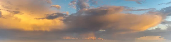 Panorama of the evening sky, storm clouds highlighted by the set — Stock Photo, Image