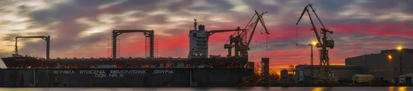 Obchodní lodě v suchém doku opravárenské loděnice, panorama s h — Stock fotografie