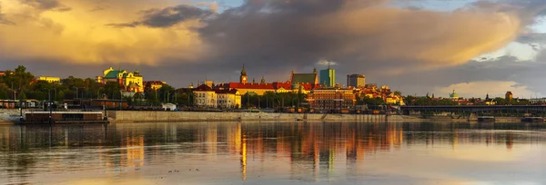 Panorama de la vieille ville et du château royal de Varsovie, panorama — Photo