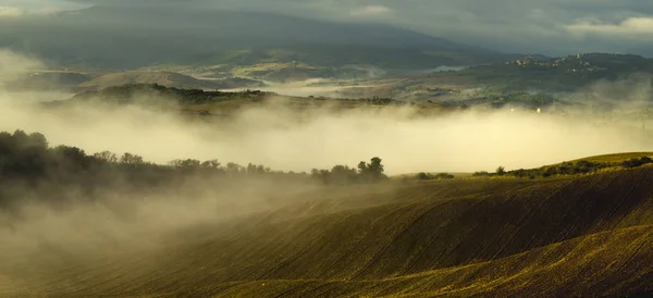 Znakomity, bardzo dobry i mglisty sunrise in Toskania — Zdjęcie stockowe