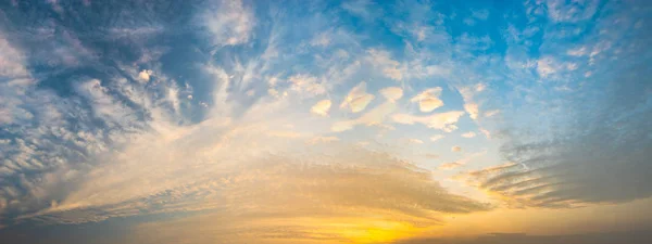 Hermosas nubes en colores pastel cálidos durante el amanecer - alta res — Foto de Stock