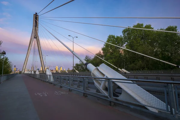 Warszawas skyline bakom bron — Stockfoto